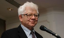 Dünyanın en genç profesörü "Türk Einstein" Oktay Sinanoğlu'nun vefatının 11. yılı