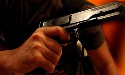 Çalıştığı 2 arkadaşını okul önünde tabancayla vurdu