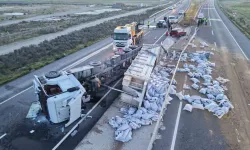 Tır devrildi, arkadan gelen araç çarptı: 1 ölü, 5 yaralı var