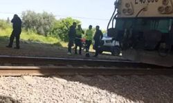 Trenin çarptığı kişi yaralandı: O anlar kamerada