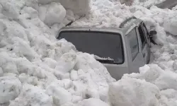 Üzerine çığ düşen araçtan kenti imkanlarıyla çıktılar