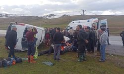 Van-Bitlis kara yolunda feci kaza: Dağcıları taşıyan minibüs takla attı 13 yaralı