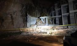 Yamaçtan kopan dev kayalar, binanın üstüne düştü