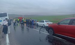 Yolcu otobüsü 10 araca çarptı ve 7 kişi yaralandı