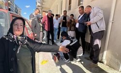 Yaşlı kadının dalgınlığı pahalıya patladı! Altına atıp kaçtılar!