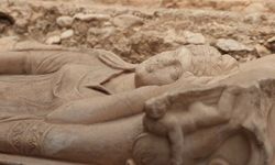 10 metrelik anıtsal mezar ve içerisinde aristokrat bir kadına ait lahit bulundu