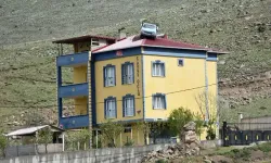 3 katlı evin çatısına vinçle kamyonet yerleştirdi
