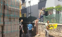4’üncü kattan düşen işçi sırtına saplanan demirle hastaneye kaldırıldı