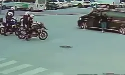 Polislerin trafikte Heimlich manevrası hayat kurtardı; O anlar kamerada