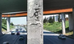Beton parçaları dökülen köprünün paslanan demirleri ortaya çıktı