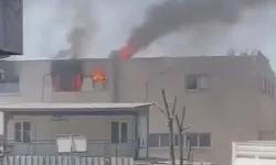 3 katlı iş yerinin en üst katında korkutan yangın