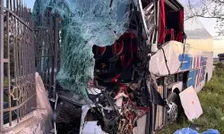 Yolcu otobüsü, TIR'a çarptı: 1 ölü, 8 yaralı