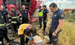 Devrilen kamyonun şoförü öldü