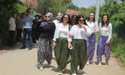 80 Yıllık Gelenek: “Aşıklar Sokağı”nda Gençler Eş Adayı İçin Gün Boyu Yürüdü