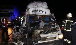 Aksaray'da tarım işçilerini taşıyan minibüs kaza yaptı: 12 yaralı
