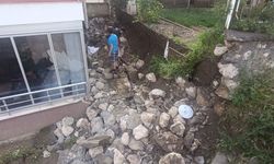 Amasya'da şiddetli yağış apartman duvarını yıktı