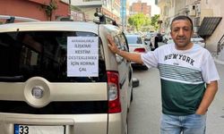 Aracına astığı yazıyla dikkat çekti: "Akrabalarımla ilişkimi kestim, çok huzurluyum"