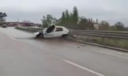 Araçları yavaşlatmak isterken feci kazayı görüntüledi
