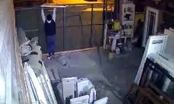 Avcılar'da İş Yerinden Hırsızlık Yapan Şüpheli Kameradan Yakalandı