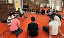 Avşar Yurdu öğrencileri tarihi Ulu Camii'nde saf tuttu!