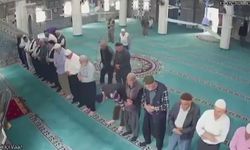 Camide kalp krizi geçirdi, imam masajı yaptı: O anlar kamerada