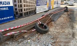 İnşaat demiri otobüsün altını delerek içeri girdi; yolcu yaralandı