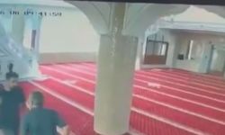 Cami imamına yumruklu saldırı kamerada