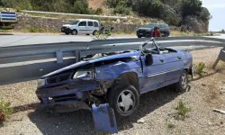 Bariyerlere çarpıp tavanı tamamen ezilen araçtan sağ çıktı