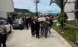 Bayram tatili yolunda kazada ölen çift ile 3 çocuğu yan yana toprağa verildi