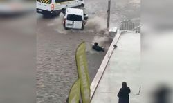 Sel sularına kapılan kişiyi kurtarmaya çalışan vatandaşlar da sürüklendi
