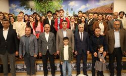 Elbistan'da genç yeteneklerden muhteşem tiyatro performansı!