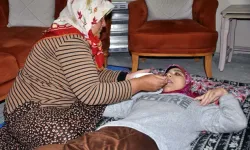 Yatağa bağımlı kızına 36 yıldır bebek gibi bakıyor