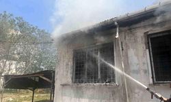 Eşiyle Tartışan Adam Evi Yakıp Çatıdan Kaçtı