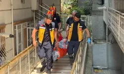 Evinde düşen 70 yaşındaki kadın sürünerek kapıya ulaştı, yardıma kızı ve ekipler koştu