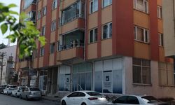 Genç kız, hocasının elinden kurtulmak için balkondan çıplak atladı