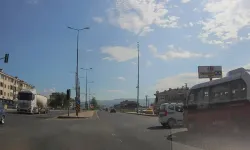 Halk Otobüsü ile Hafif Ticari Araç Kavşakta Çarpıştı