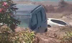 Hatay’da sel felaketi: Araçlar sürüklendi, yollar göle döndü