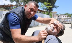 Hataylı ustadan inanılmaz yöntem bıçakla tıraş ediyor!