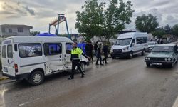 İşçi Servisi ile Minibüs Çarpıştı: 11 Yaralı