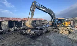 İşçilerin kaldığı konteynerler ile otoparkta bulunan 8 araç yandı