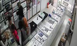 Kadın Hırsız Birini Satın Aldı, Diğerini Çaldı: O Anlar Kamerada
