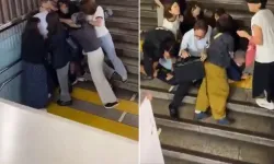 Kadınlar Kızların Fotoğrafını Çeken Sapığı Yakalayıp Polise Teslim Ettiler