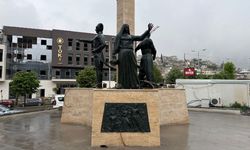 Kahramanmaraş Kıbrıs Meydanı'ndaki anıt yerine yerleştirildi