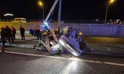 Kahramanmaraş’ta feci kaza! Otomobil aydınlatma direğine çarpıp ikiye bölündü