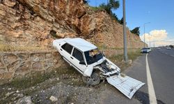 Kahramanmaraş’ta Kontrolden Çıkan Otomobil Refüje Çarptı