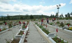 Kahramanmaraş'ta mezarlıklarda bayram temizliği yapıldı