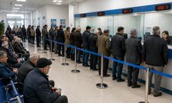 Kahramanmaraş’ta O Kuyruğa Giren Yardım Parasını Çekiyor
