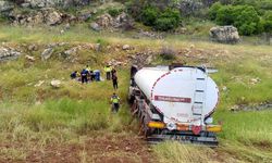 Kahramanmaraş'ta petrol yüklü tanker araziye uçtu!
