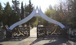 Kahramanmaraş’ta Türbe Alanında Heykeli Ateşe Vermeye Çalıştı