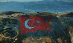 Kahramanmaraş'taki dev Türk bayrağını yenileme çalışması başladı